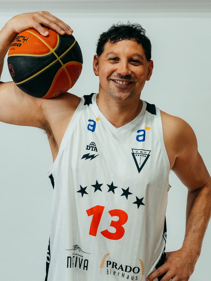 Nicolás Delgado, pívot #13 de Capitol
