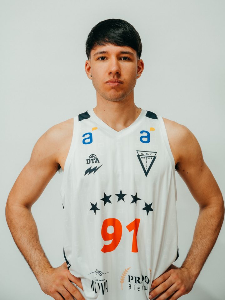 Facundo Calderara, alero #77 de Capitol
